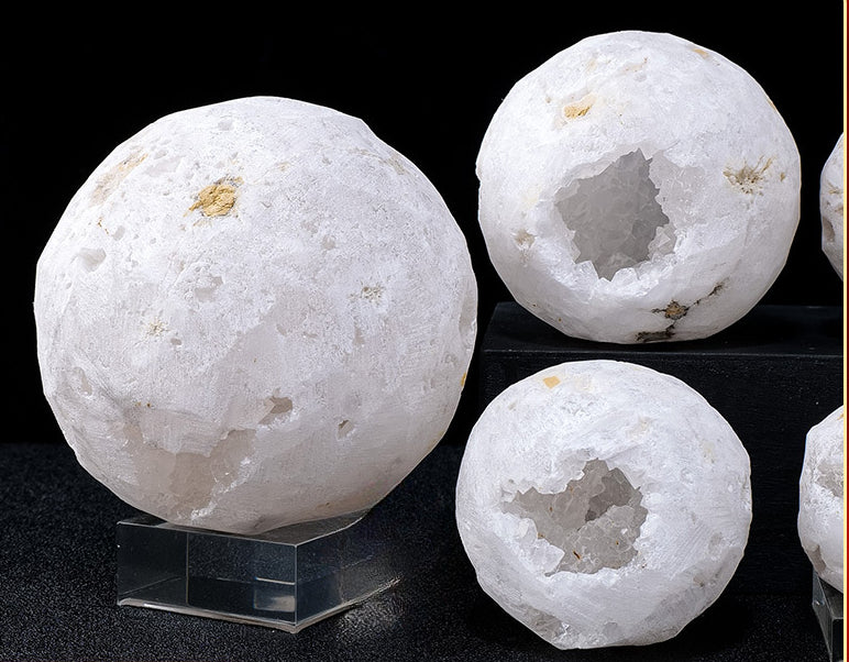 White agate Geode crystal ball/sphere